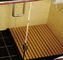 목욕탕 쉬운 임명을 위한 60cm * 80cm Skidproof WPC 너도밤나무에 의하여 돋을새김되는 매트