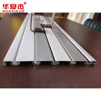 우수한 수분 저항성 PVC 슬래트월 패널 설치가 쉽습니다 부드러운 표면은 부드럽습니다