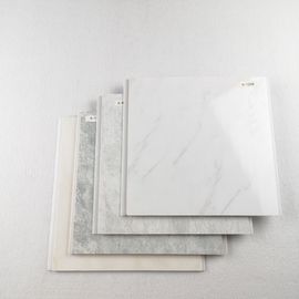 좋은 가격 장식을 위해 꿰뚫리는 내화성이 있는 PVC 벽 클래딩/장 온라인으로