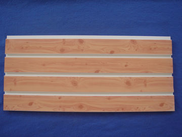 좋은 가격 목제 곡물 표면으로 주문을 받아서 만들어지는 방습 4ft 8ft PVC Slatwall 패널 정착물 온라인으로